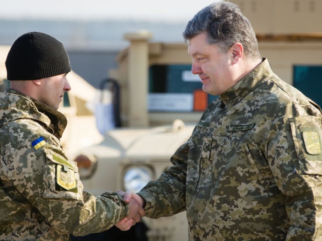 Порошенко пообещал повышенные зарплаты военным в случае агрессии РФ (ВИДЕО)