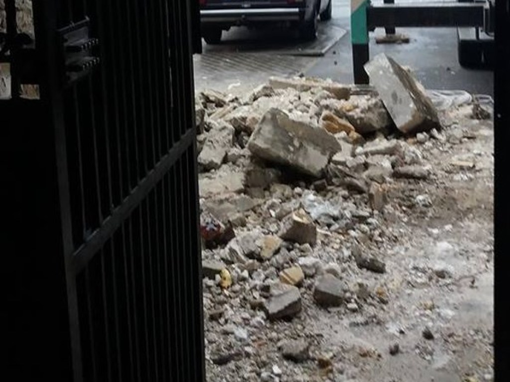 В Одессе прямо на тротуар рухнул старый балкон (ФОТО)