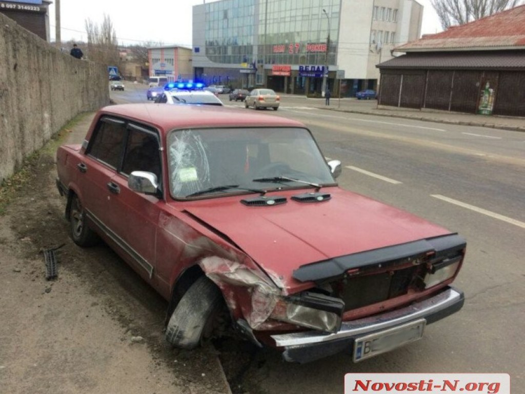 В Николаеве водитель ВАЗ сбил мужчину и женщину на тротуаре (ФОТО)
