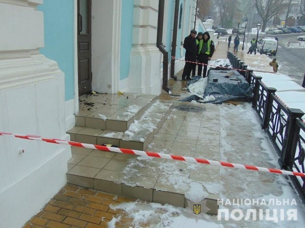 В Киеве Андреевскую церковь забросали «коктейлями Молотова»: опубликовано видео и фото