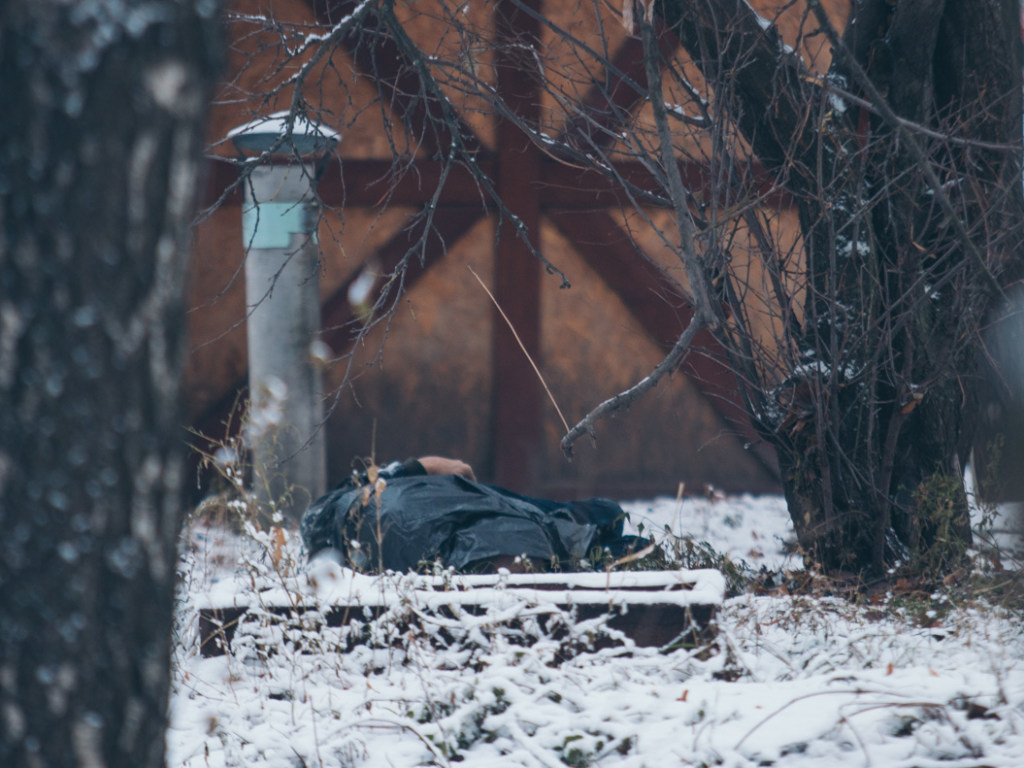 В Днепре под деревом нашли труп замерзшего мужчины (ФОТО)