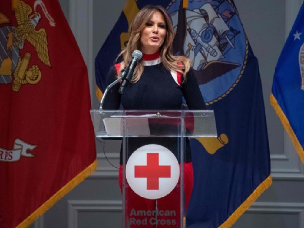 Мелания Трамп выбрала кашемировый свитер для посещения мероприятия Красного Креста (ФОТО)