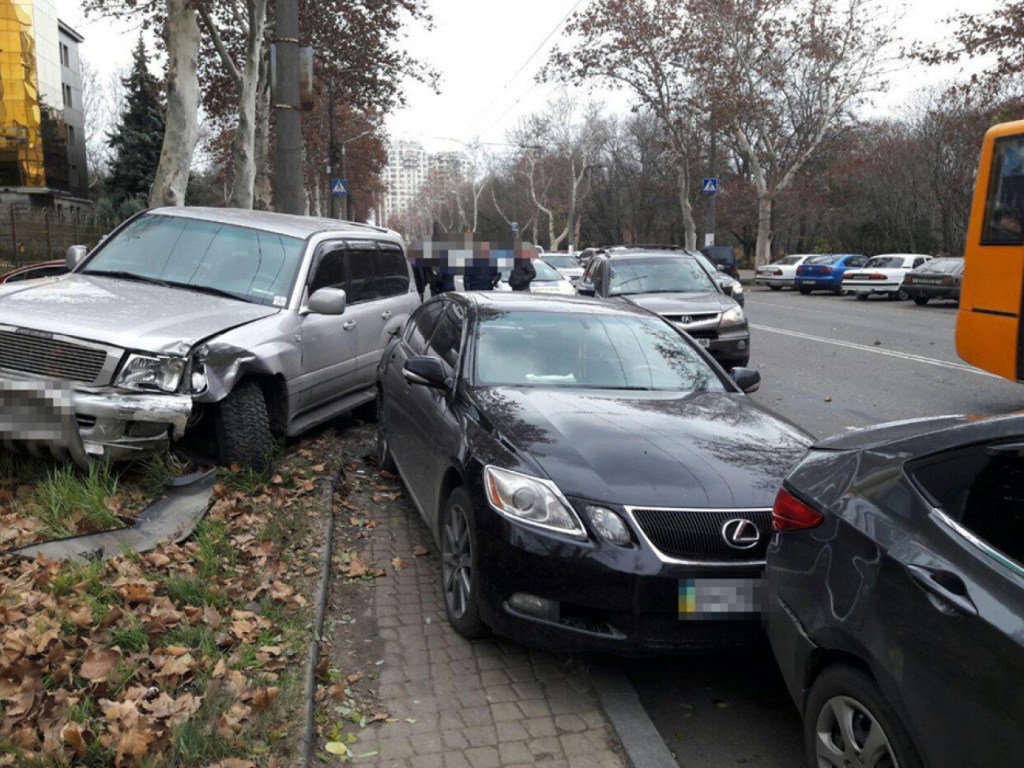 В Одессе Land Cruiser протаранил парковку: пострадала женщина-водитель Lexus (ФОТО)