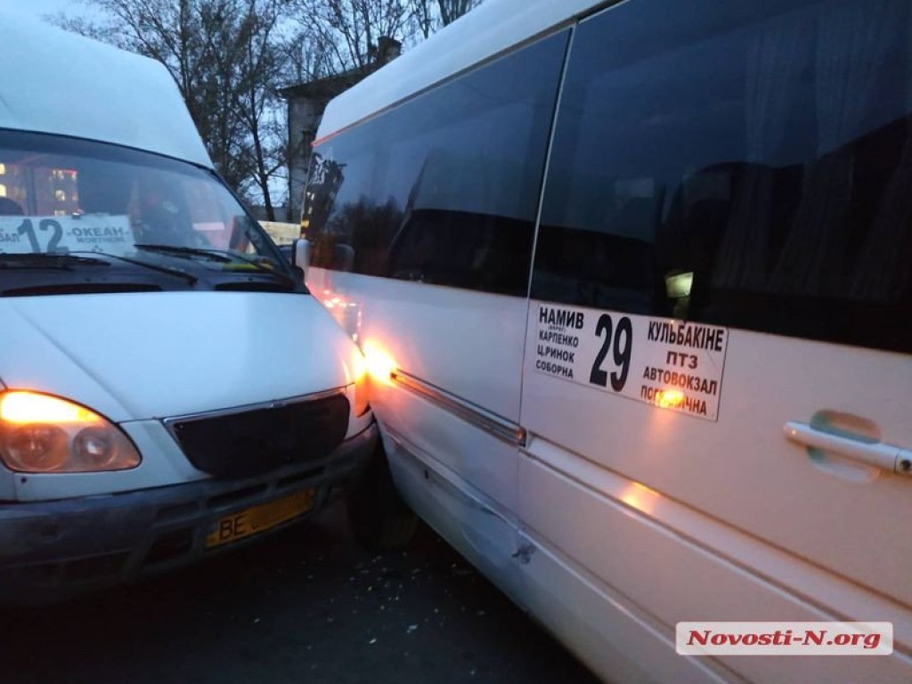 На остановке в Николаеве столкнулись две маршрутки (ФОТО)