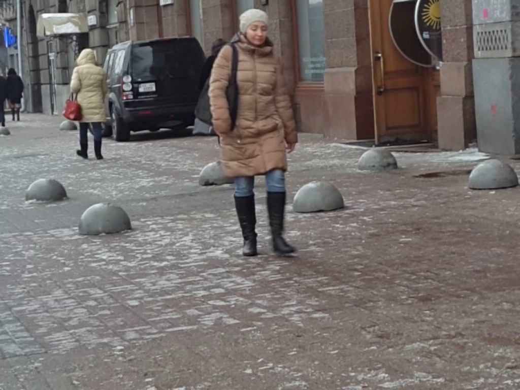 В Киеве улицы превратились в «каток»: как правильно вести себя водителям и пешеходам