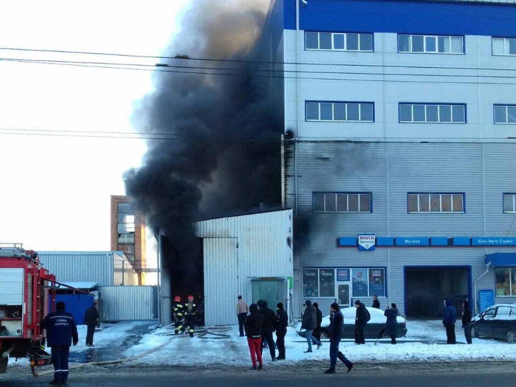 В Виннице горели сервисный центр и СТО (ФОТО, ВИДЕО)