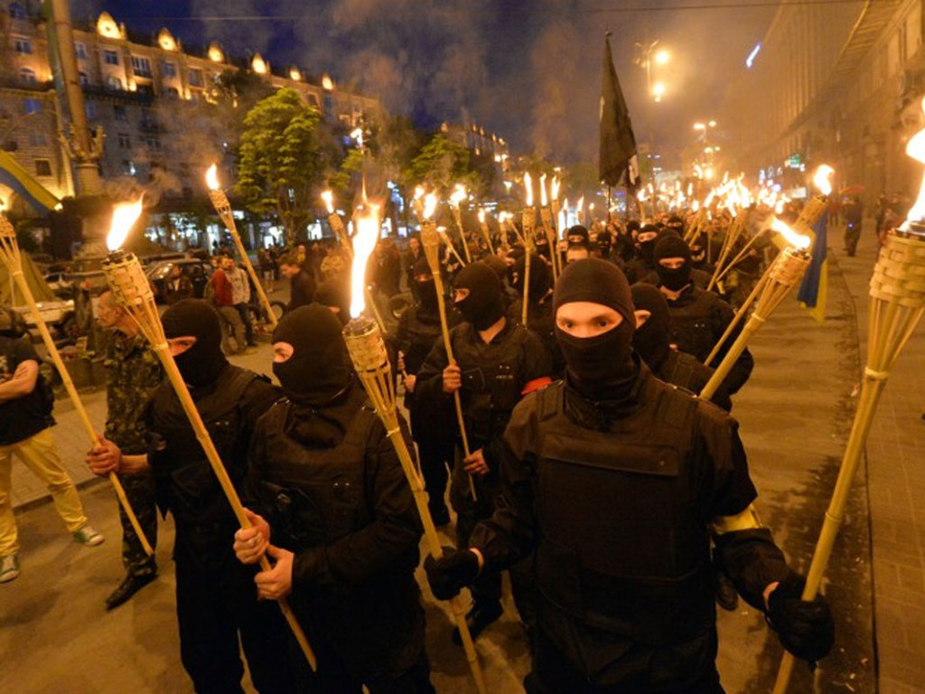 В Киеве проходит масштабное факельное шествие (ВИДЕО)