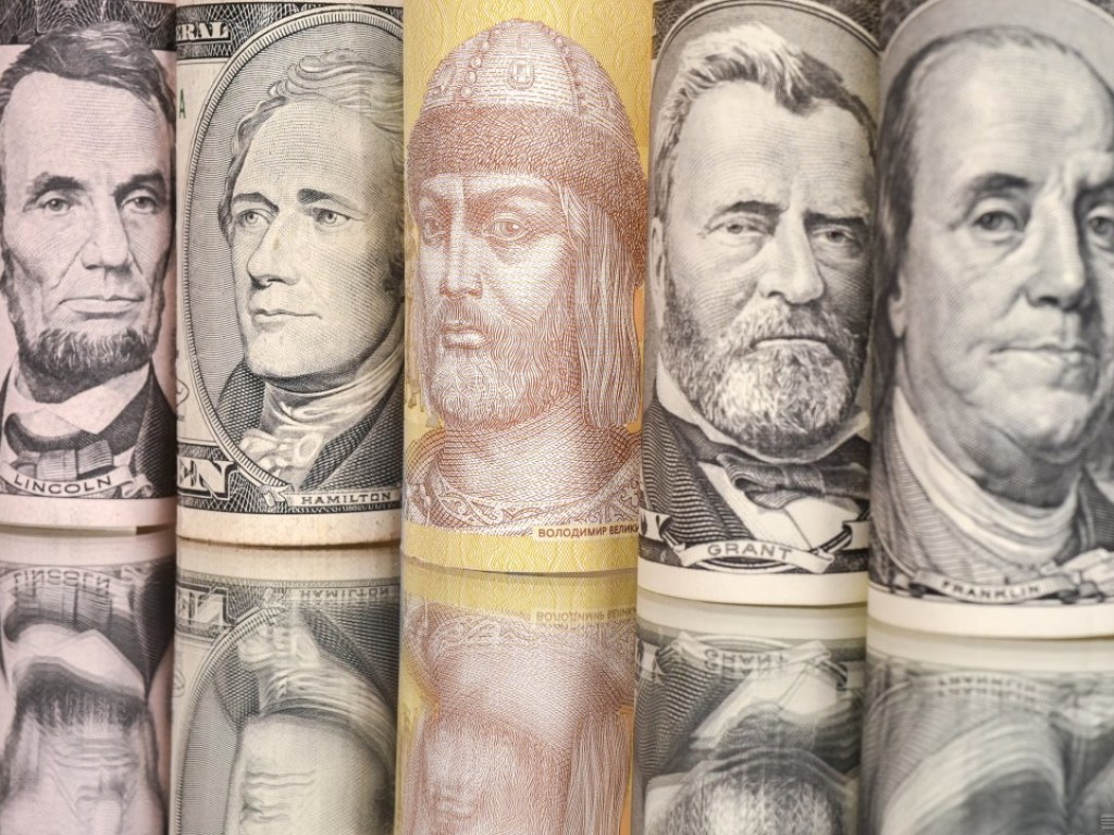В столичных обменниках подешевел доллар