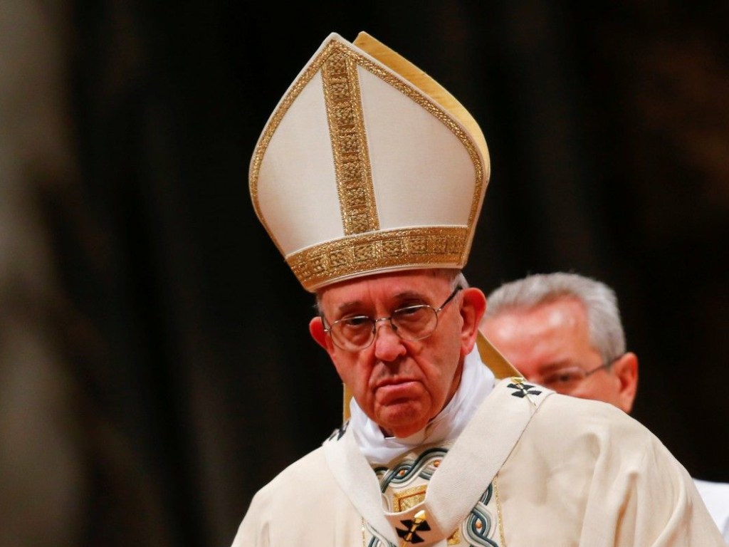 Трогал за рукав: Папа Римский мило отреагировал на появление перед ним непослушного мальчика (ВИДЕО)