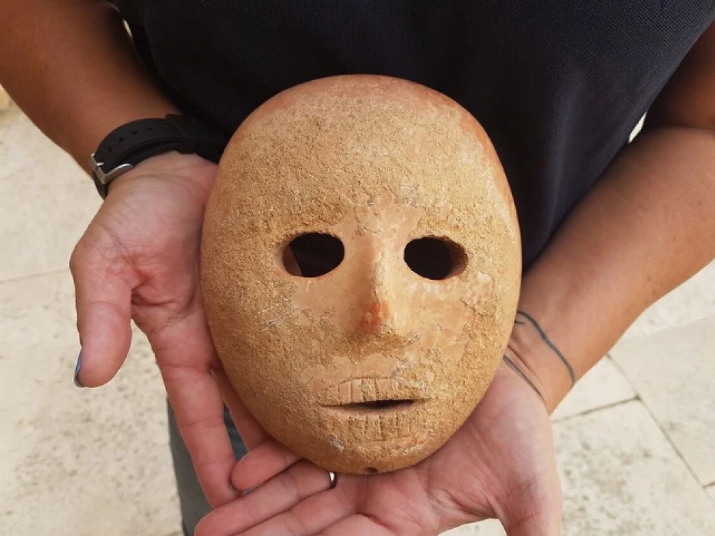 В Израиле нашли  маску возрастом 9 тысяч лет