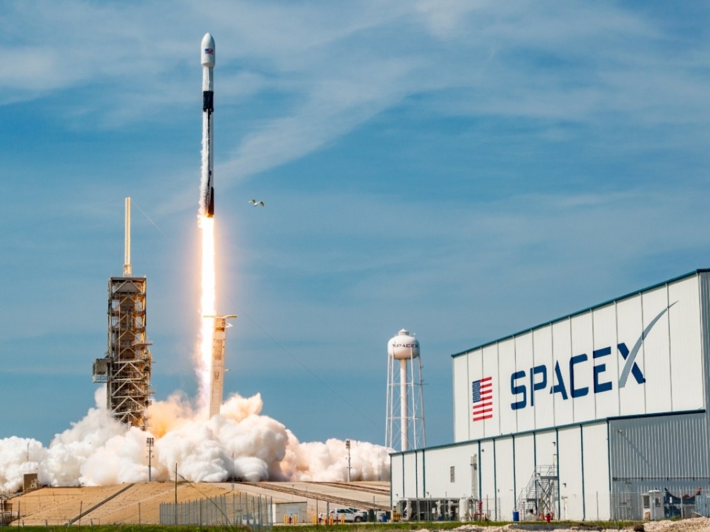 Помешал ветер: SpaceX перенесла запуск ракеты