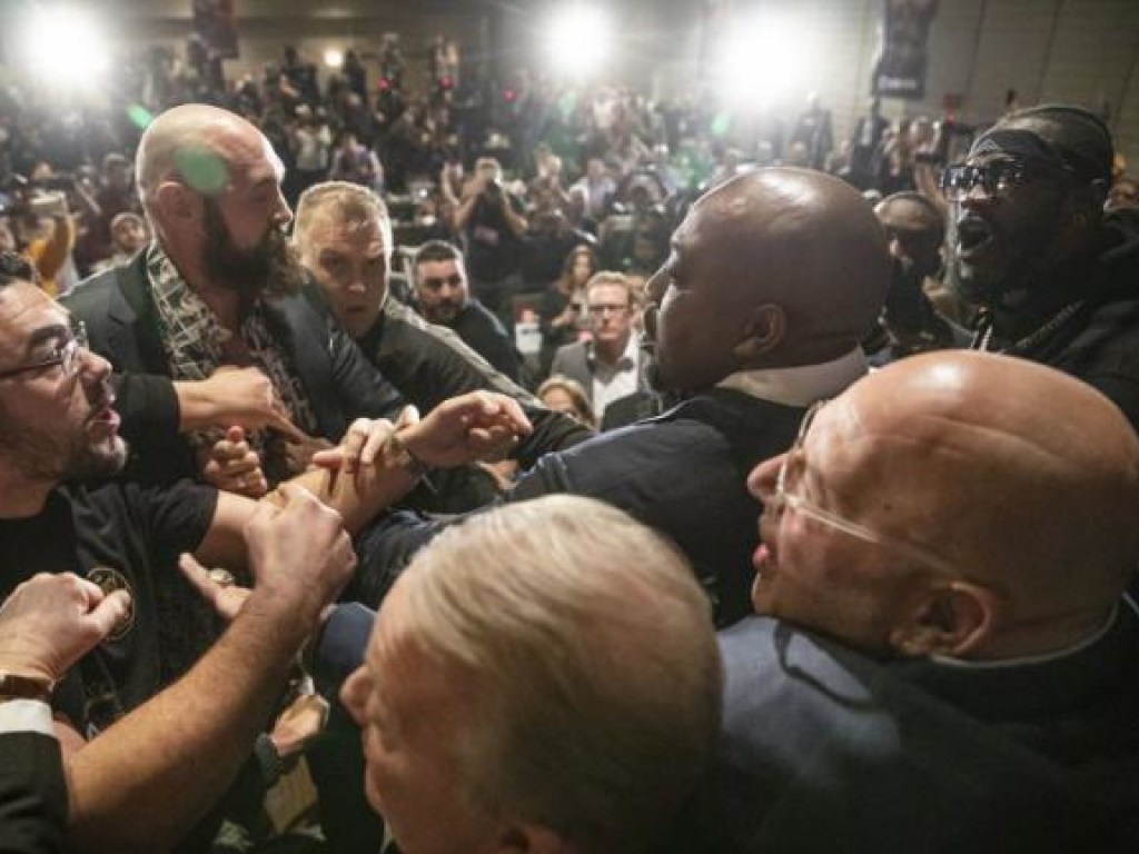 На финальной пресс-конференции знаменитые боксеры едва сдержались от драки (ФОТО, ВИДЕО)