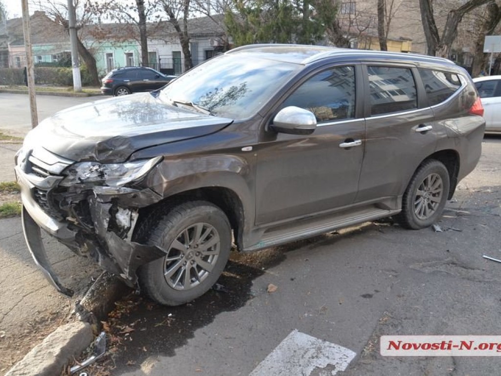 Отлетели на тротуар и «зебру»: В центре Николаева столкнулись Renault и Mitsubishi (ФОТО)