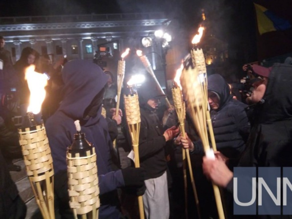 Факельное шествие в Киеве: Участники бросили петарды под АП и подошли к МВД (ФОТО)
