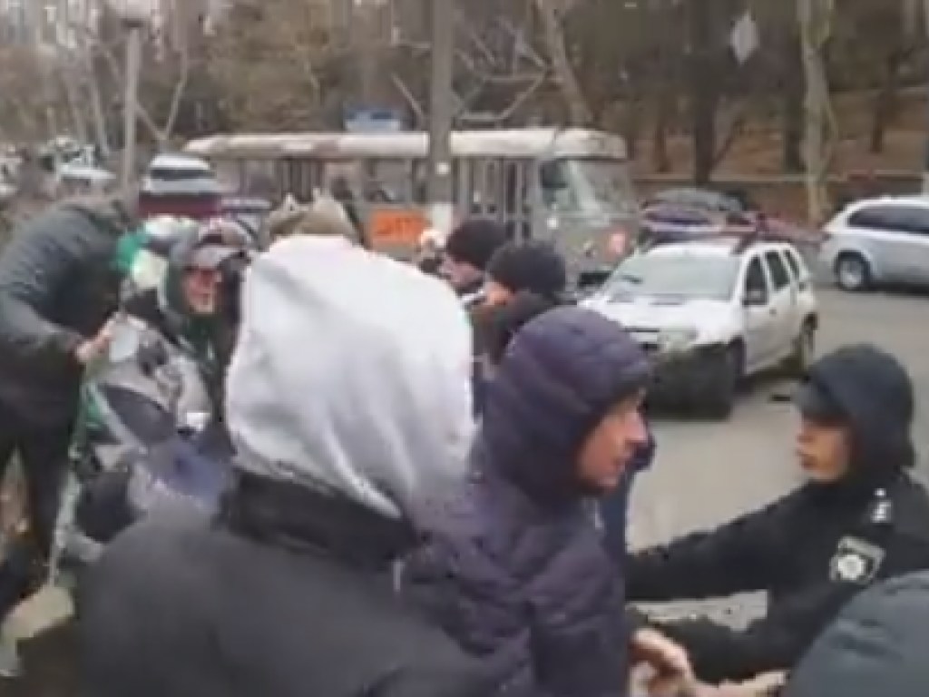 Из-за военного положения полиция избила протестующих в Одессе (ВИДЕО)