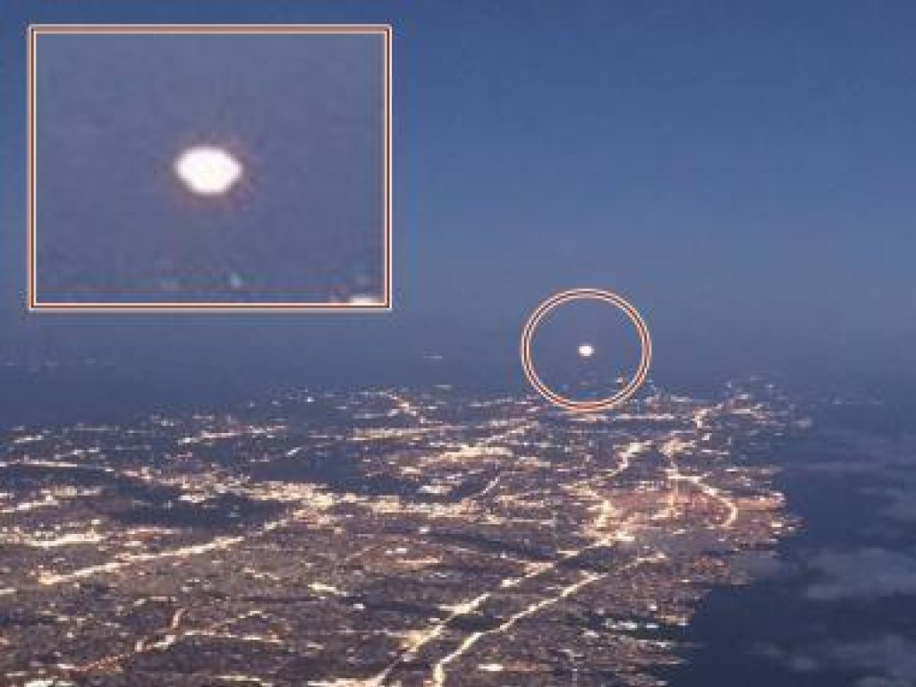 Пассажир самолета заснял огромный НЛО над Нью-Йорком (ВИДЕО)