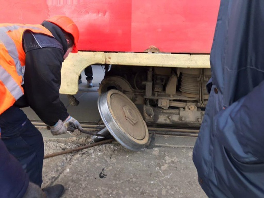 В Днепре у трамвая отпало колесо, образовалась пробка (ФОТО)