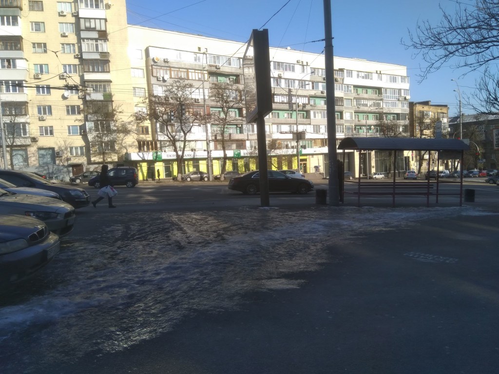 Как на катке: Киевляне жалуются на скользкие тротуары (ФОТО)