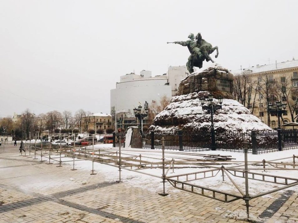Центр Киева украшают к Новому году (ФОТО)