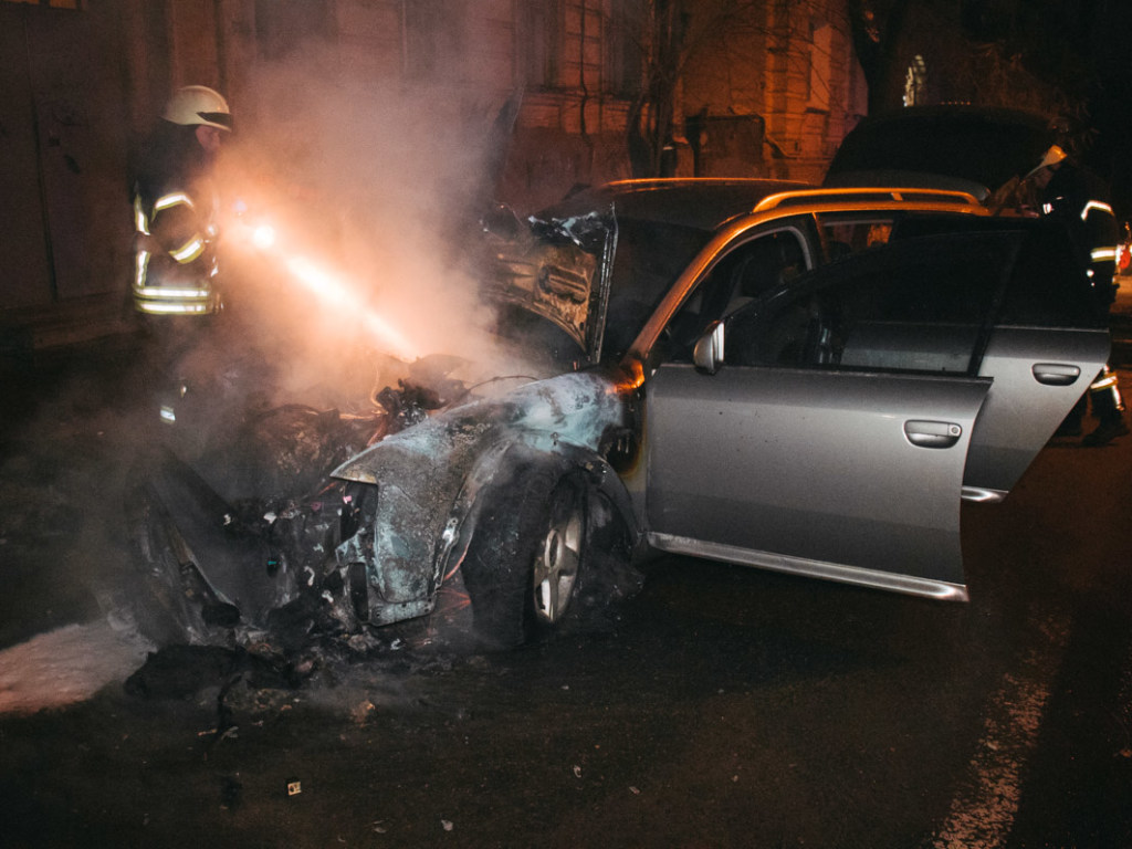 В центре Киева дотла сгорела элитная иномарка (ФОТО, ВИДЕО)