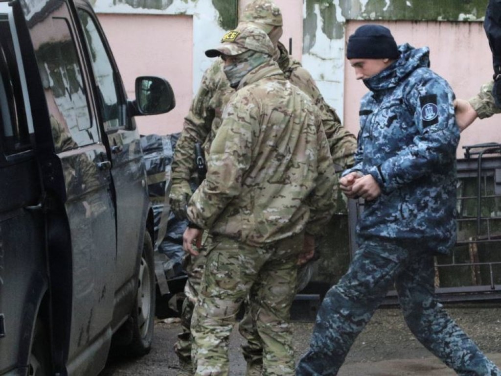 Захваченных украинских моряков вывозят из Крыма