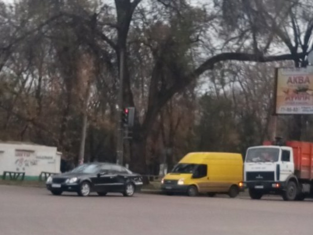 Из-за столкновения Мercedes с мусоровозом в Николаеве возникла пробка (ФОТО)