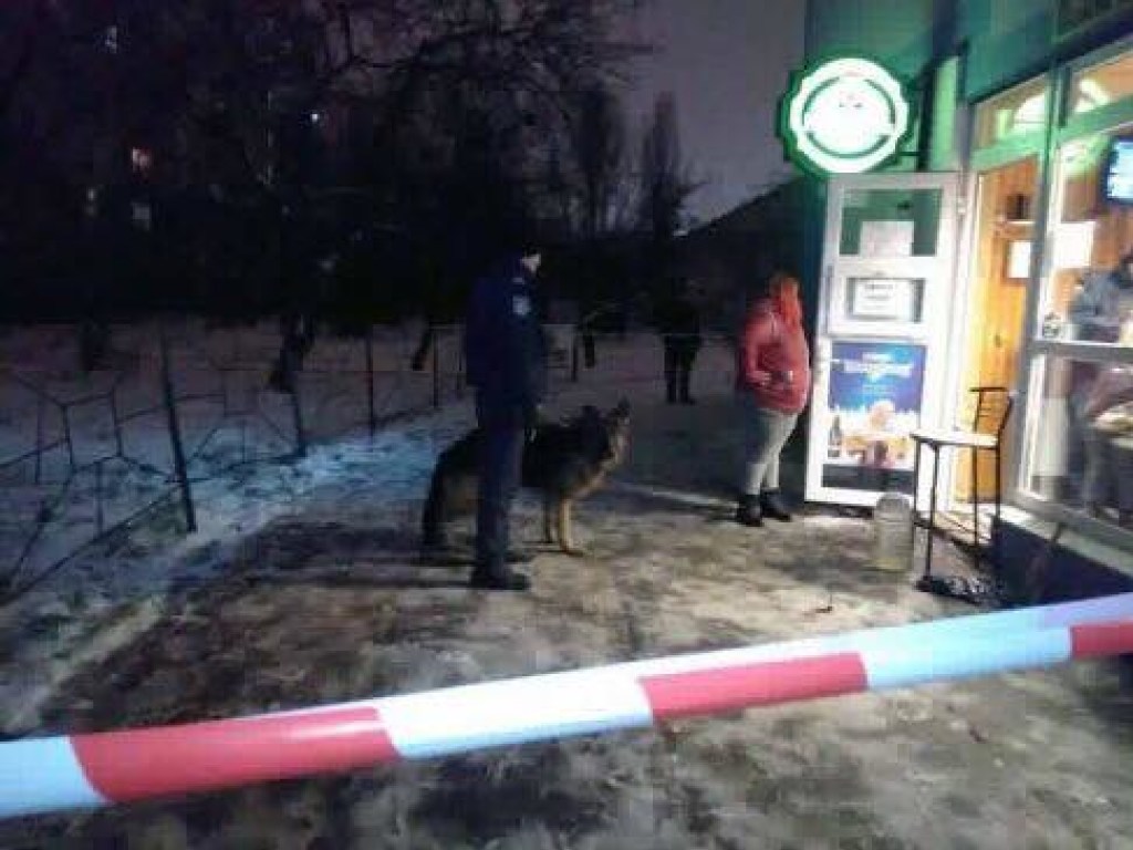 Неадекватный мужчина устроил стрельбу в пивном ларьке на киевской Оболони (ФОТО, ВИДЕО)