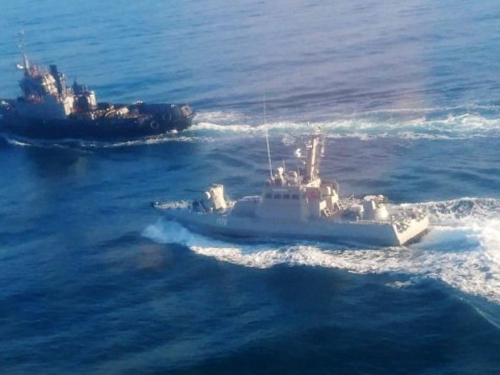 В Керченском проливе «застряли» более 400 судов