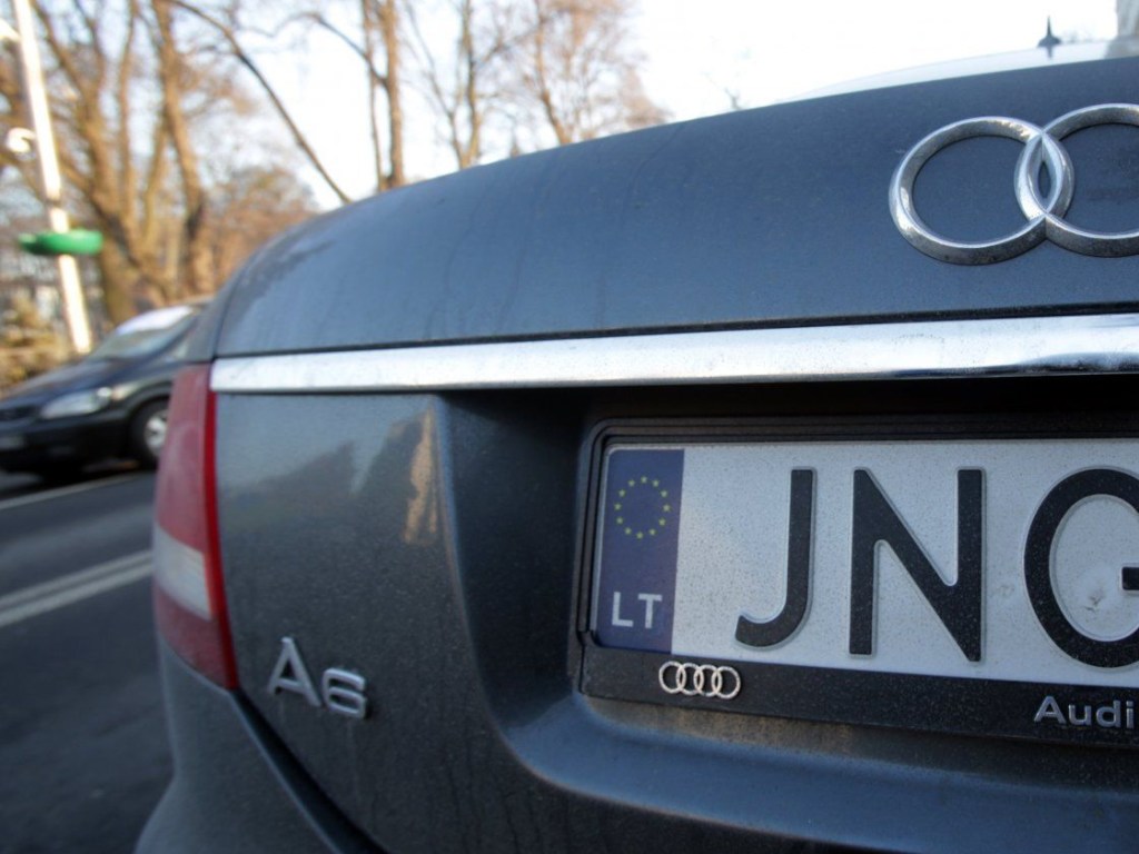 По новому закону: ГФС растаможила 15 автомобилей на «евробляхах»