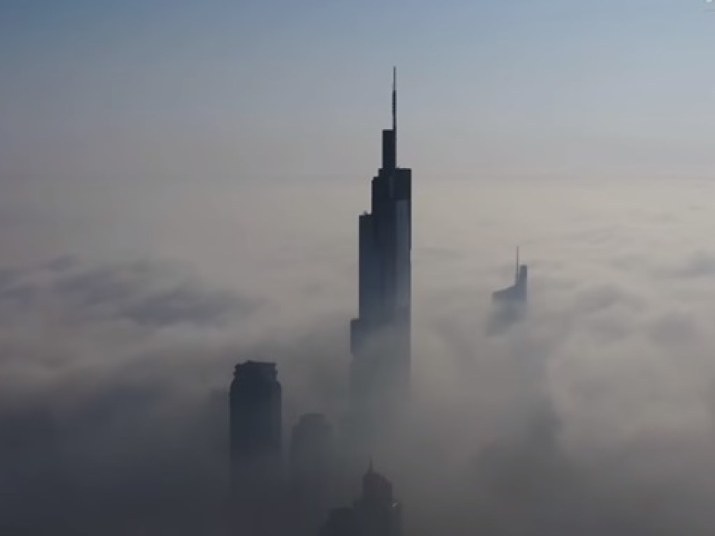 Съемка с высоты в 400 метров: невиданный туман окутал китайский город (ВИДЕО)