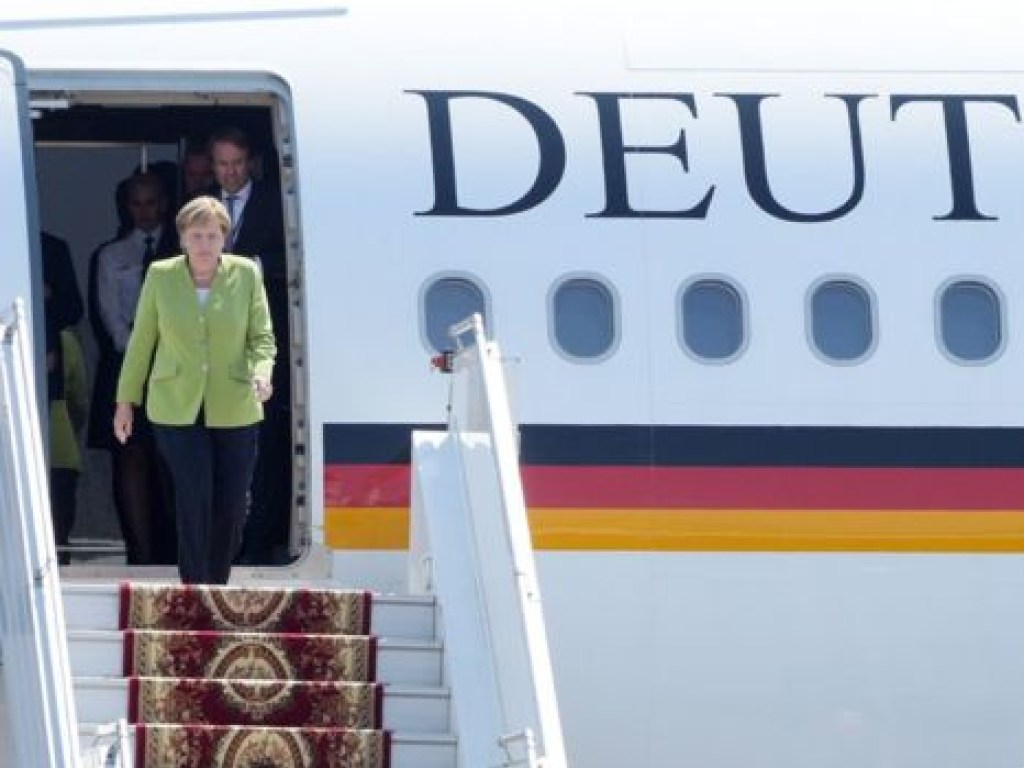 Меркель отправилась на саммит G20 в Аргентину обычным рейсом