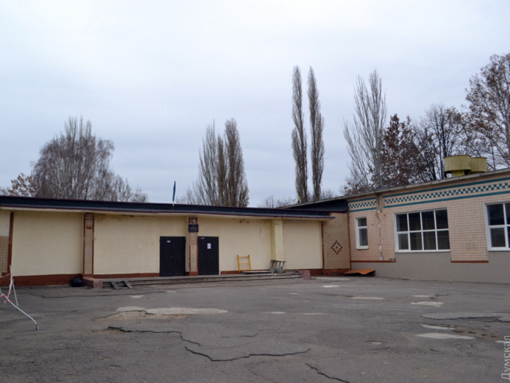 В отремонтированной школе в Одессе обвалился потолок (ФОТО)