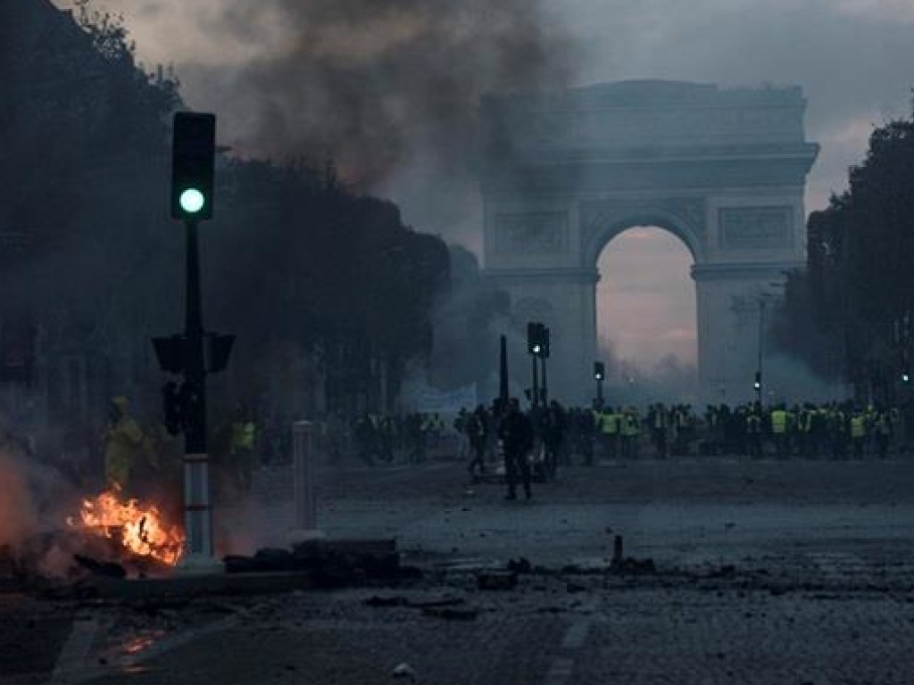 Гостиницы в Париже понесли убытки из-за акций протестов (ФОТО)