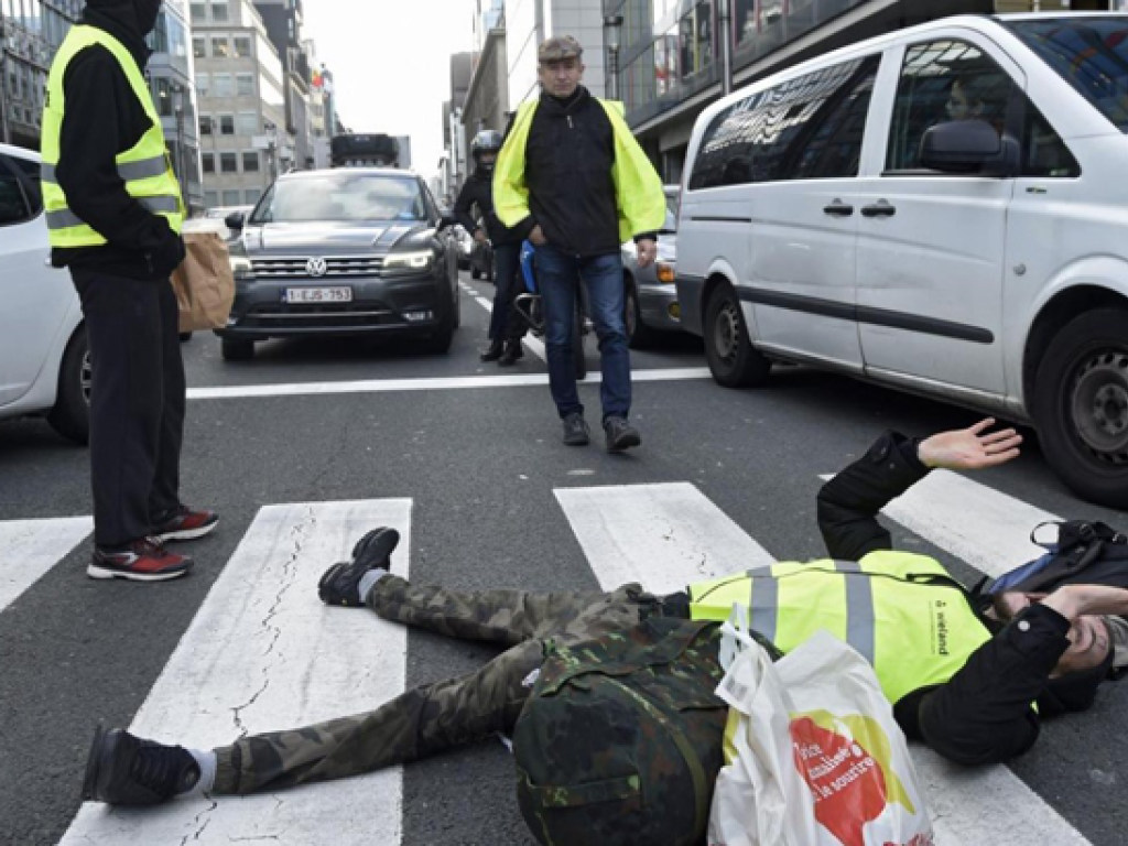 Бельгийцы подхватили акцию французских «желтых жилетов»: протестуют против повышения цен на топливо