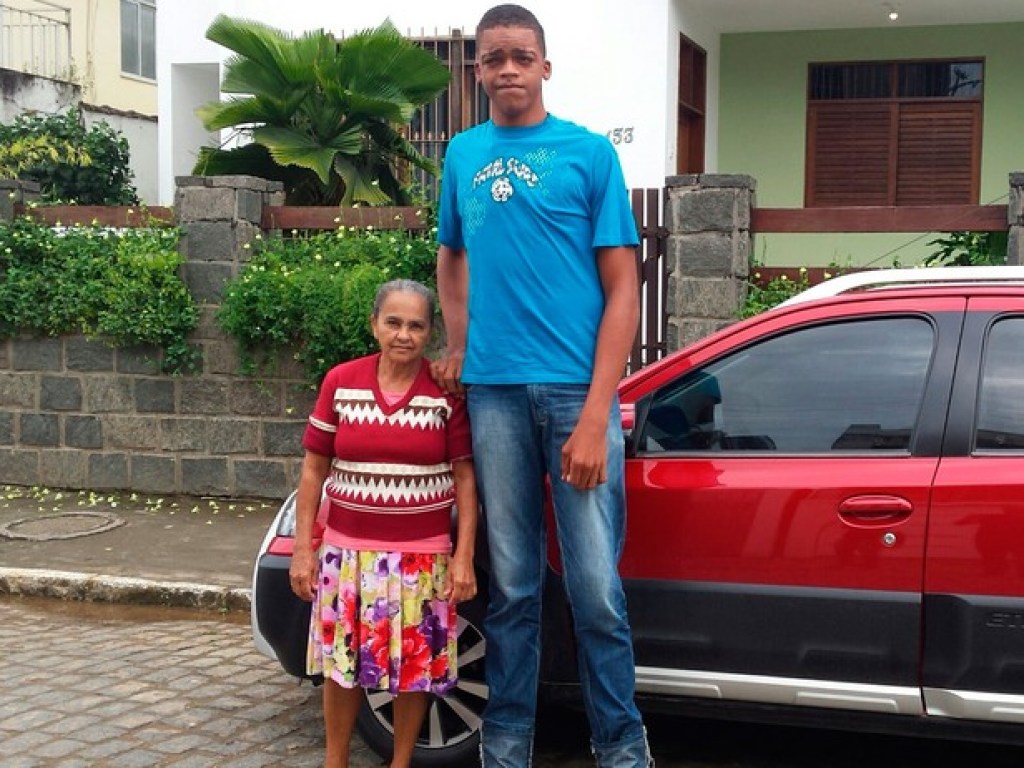 19-летний высокий житель Бразилии имеет рост 220 см и продолжает расти (ФОТО)