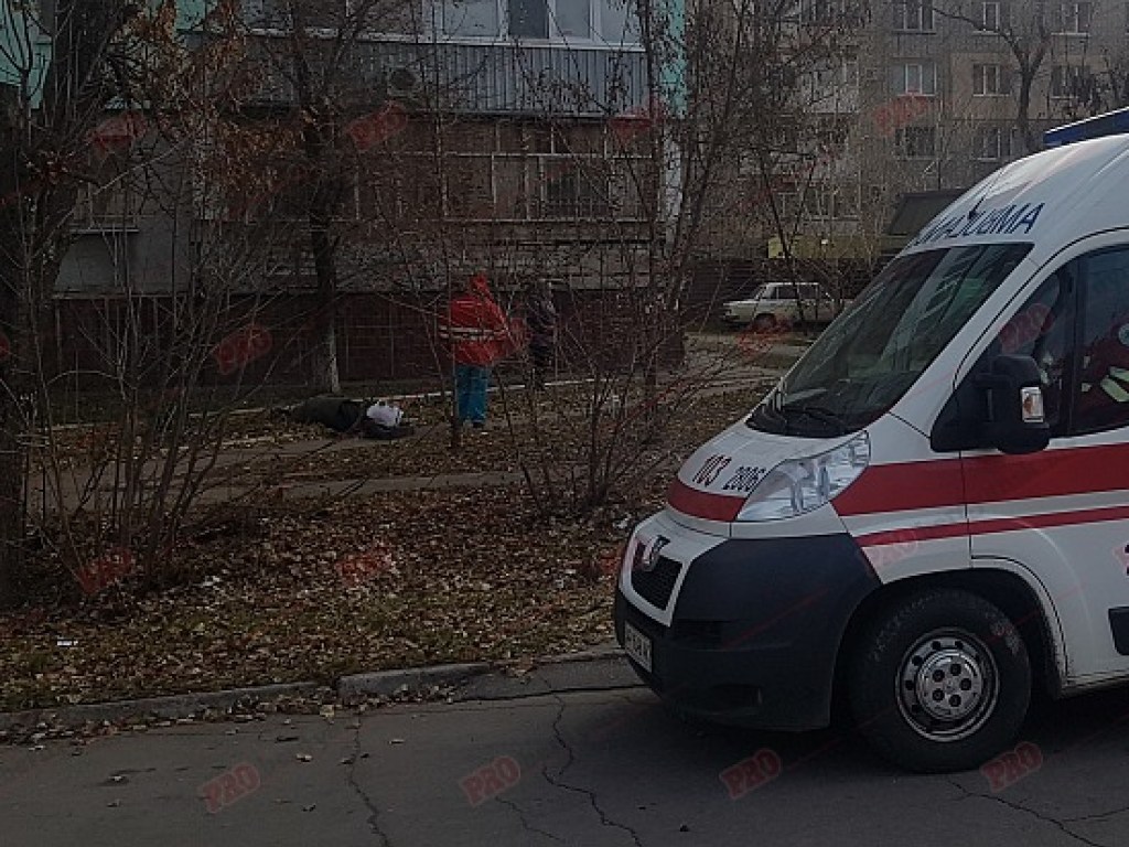 Упал и уже не встал: в Бердянске пожилой мужчина умер на тротуаре