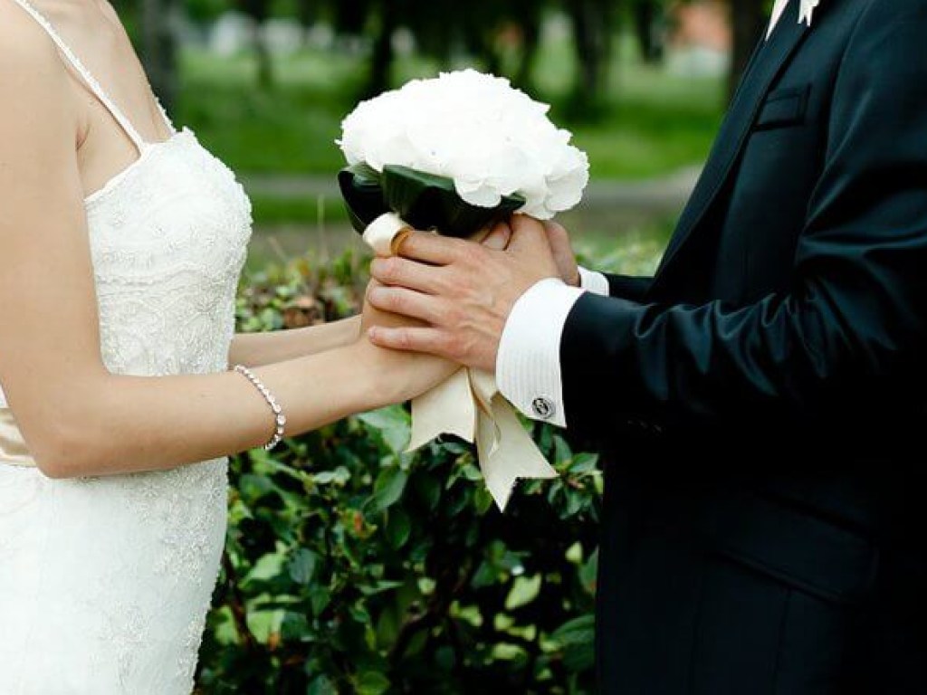 Женщина пришла на свадьбу своего мужа и испортила сопернице платье (ВИДЕО)