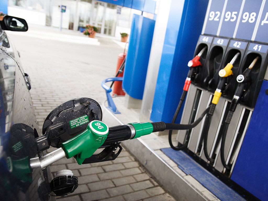 В Украине начали снижаться розничные цены на бензин