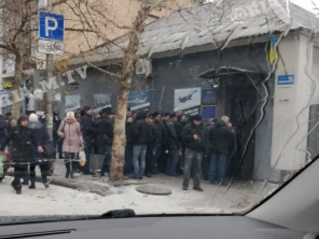 У входа в Мелитопольский военкомат образовалась небывалая очередь (ФОТО)