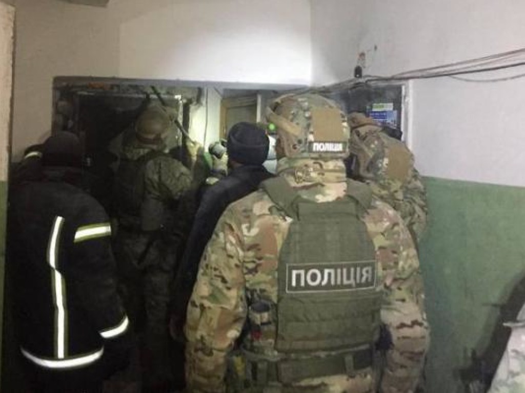 В Киеве сын взял в заложницы мать: на месте работал КОРД (ФОТО)