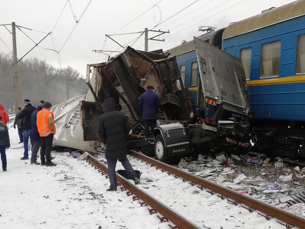 В Харьковской области поезд протаранил грузовик MAN (ФОТО)