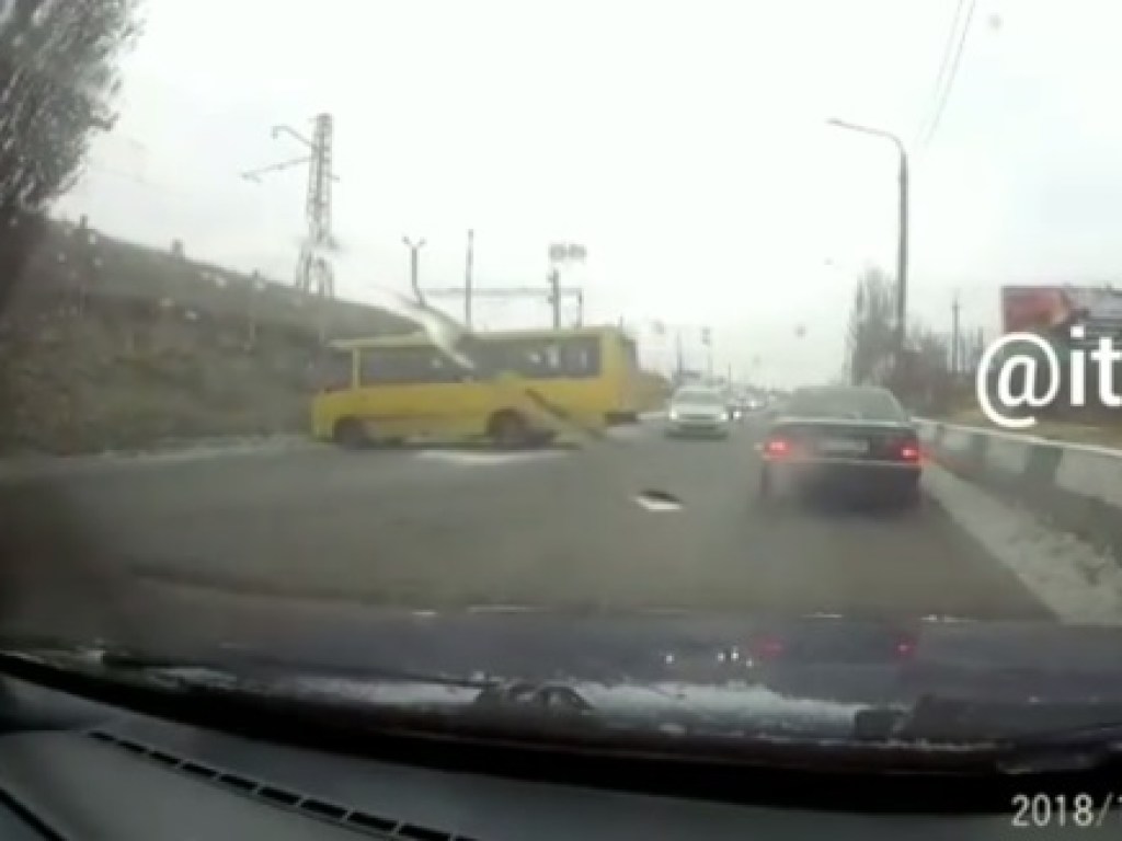 «Не сменил летнюю резину»: в Запорожье автобус попал в аварию (ФОТО)