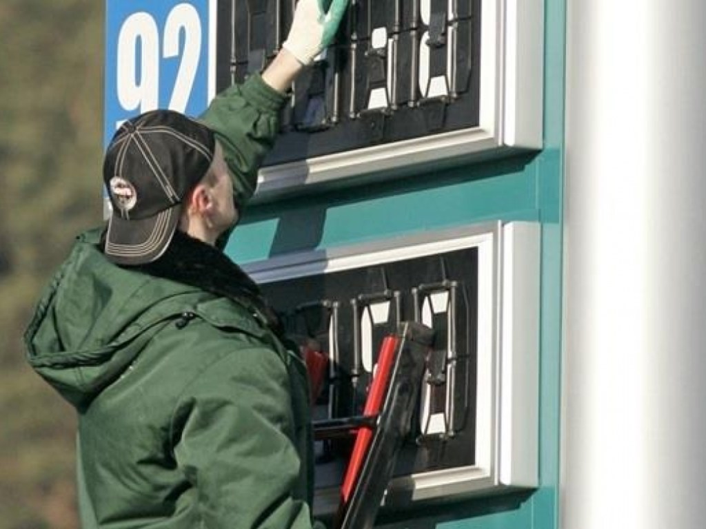 К концу года бензин в Украине может подешеветь на гривну &#8212; экономист