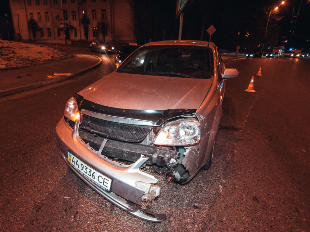 Водитель Chevrolet «догнал» Skoda под Святошинским мостом в Киеве, есть пострадавшие (ФОТО, ВИДЕО)