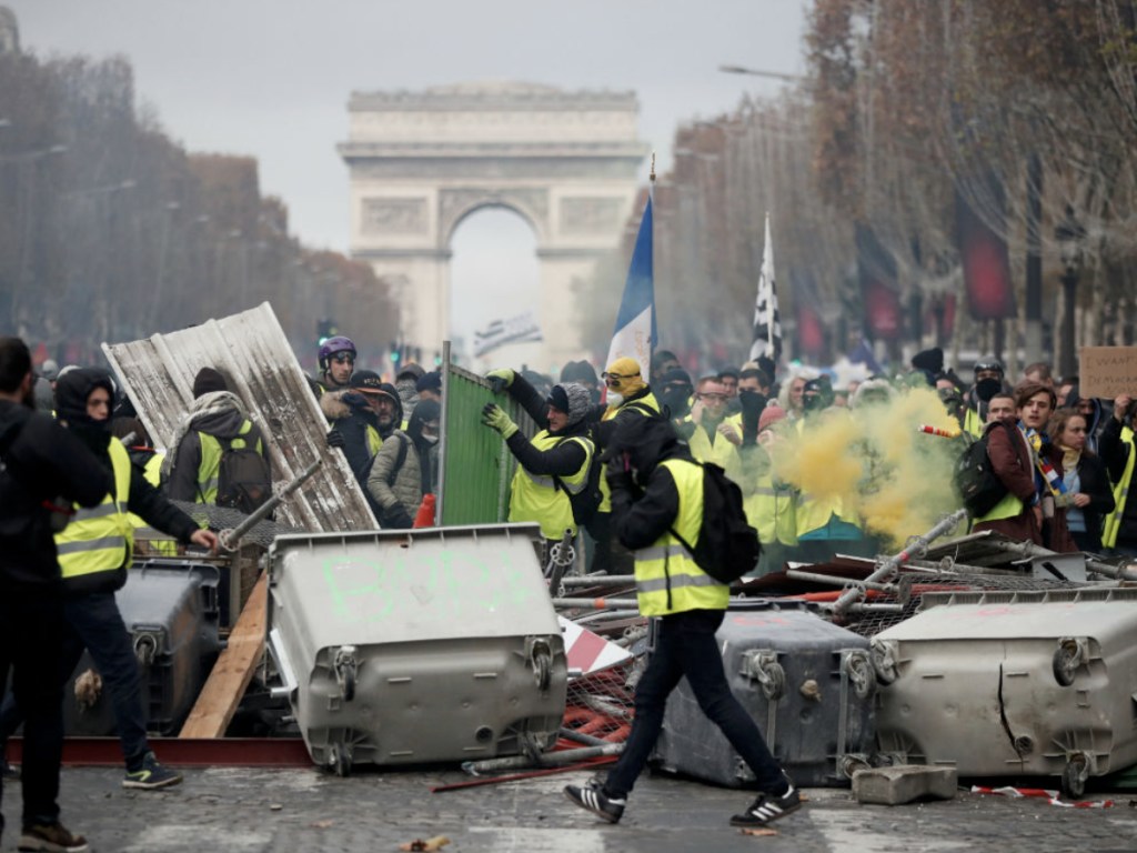 «Топливные» бунты во Франции: «желтые жилеты» схлестнулись с полицией (ВИДЕО)