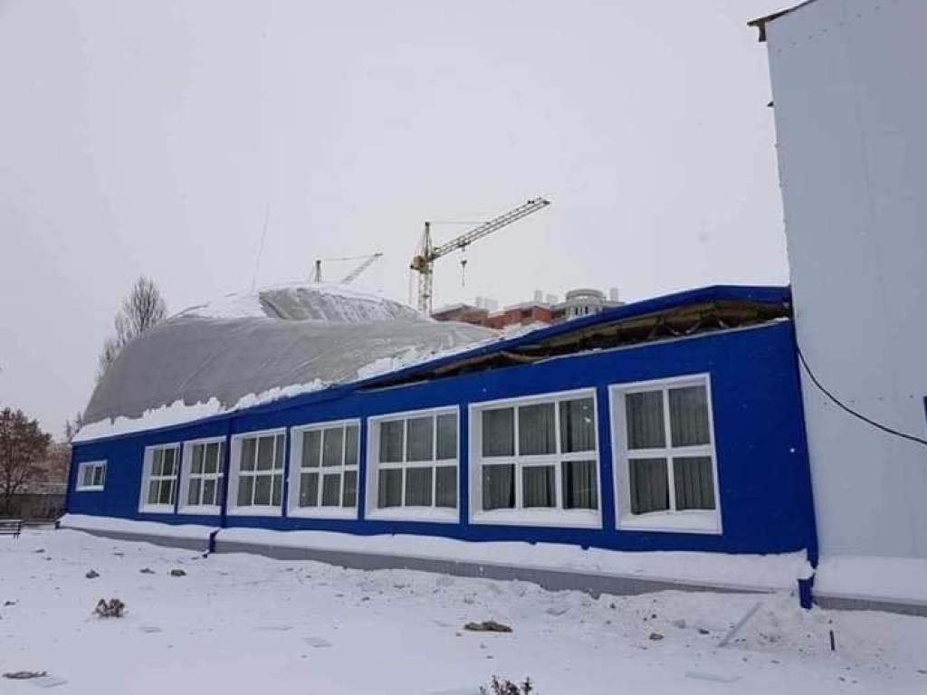 Под Киевом обвалилась крыша нового спортивного комплекса (ФОТО, ВИДЕО)