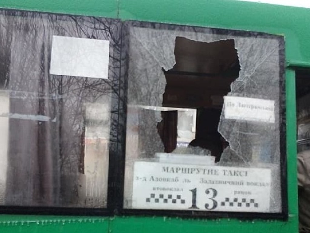 Осколок льда разнес окно маршрутки в Бердянске (ФОТО)
