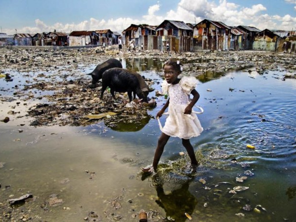 На берега Гаити выбросило тысячи тонн мусора: пострадали улицы городов и деревень (ФОТО, ВИДЕО)