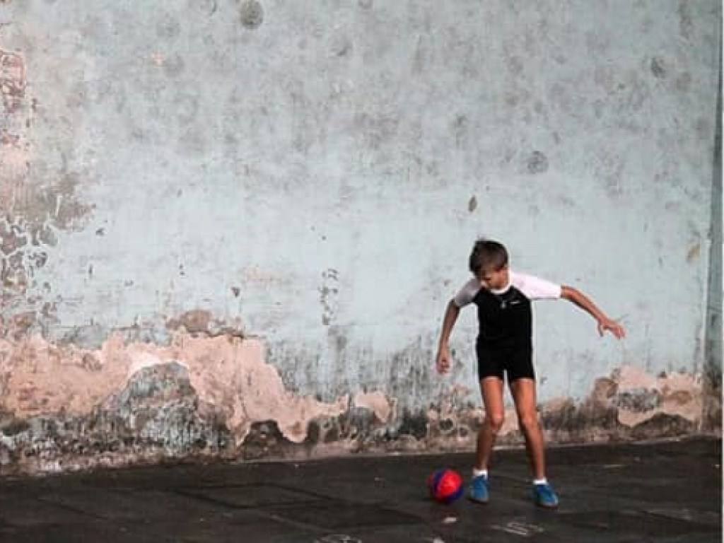 Плесень и ржавчина: в сети показали жуткие фото стадиона в Кривом Роге, где тренируются дети