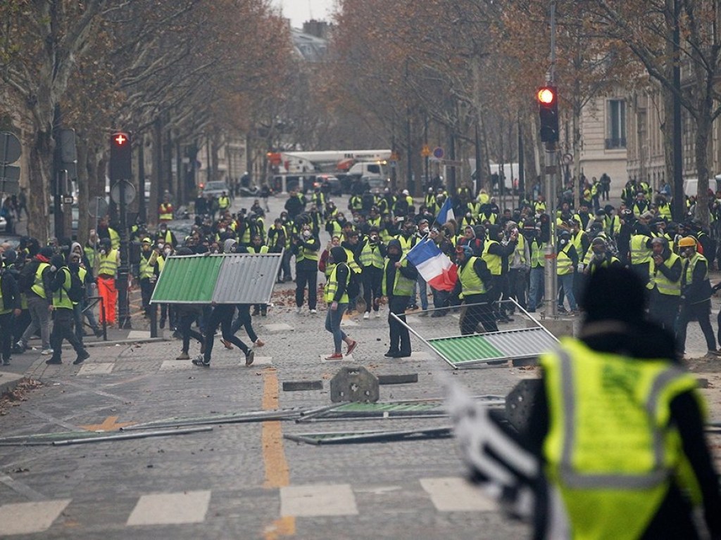 Протесты «желтых жилетов» в Париже: количество задержанных возросло до 412 человек (ФОТО)